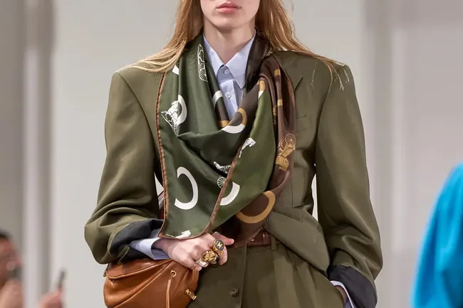 Как модно носить шелковый платок: 6 нескучных способов с показа Celine